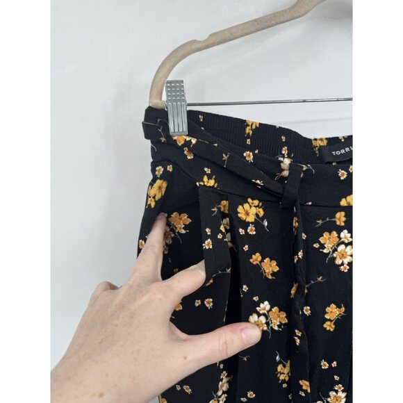 Torrid Black Floral Challis Tie Front Tapered Pant Women Plus Size 1X Cropped - Picture 8 of 11